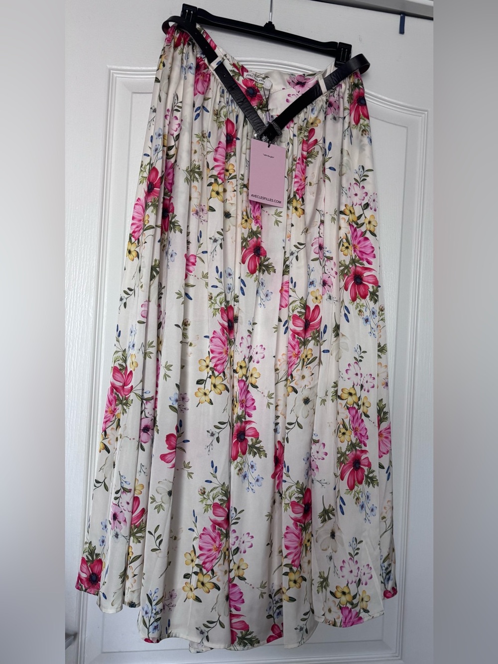 NWT Avec Les Filles Cream A-Line Skirt with Pink and Red Floral Print; Size M